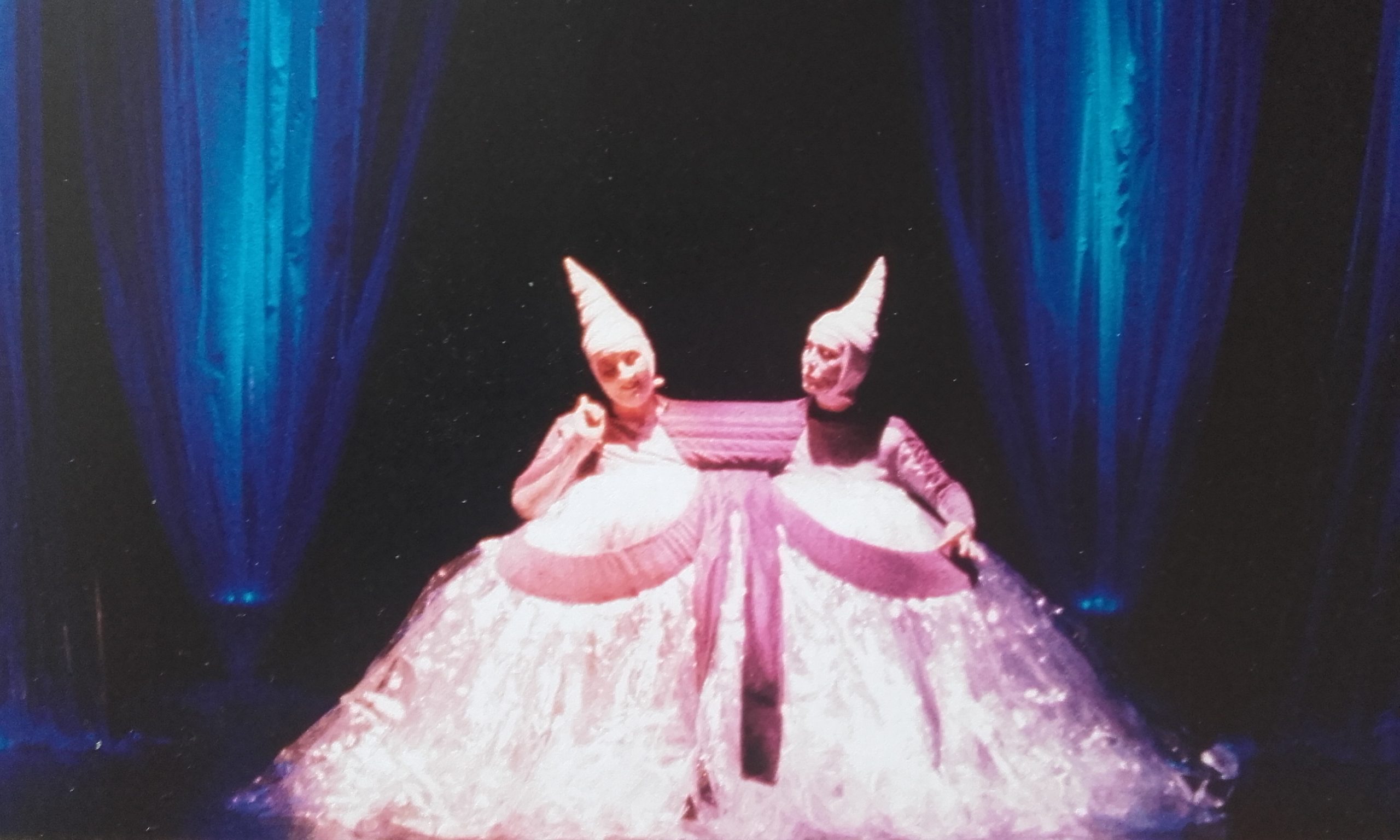 Sous la marque KAZILIK, Sylvie Cruguet signe la création et la fabrication de petit mobilier, objets de décoration, bijoux, vêtements, accessoires de mode… Pour le spectacle : Création de costumes et accessoires, peinture de décors… Pour les enfants petits et grands : création de poupées de chiffon.