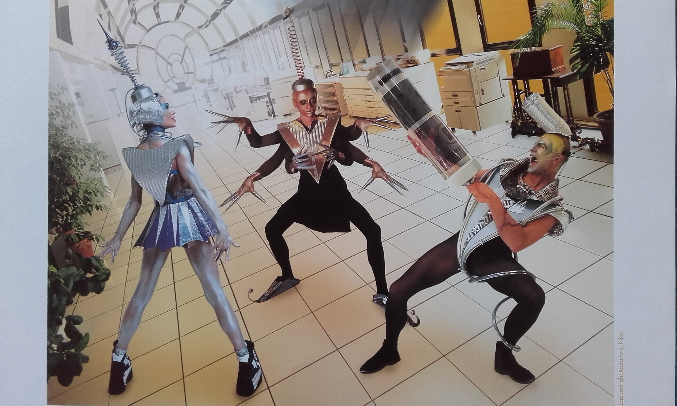 Sous la marque KAZILIK, Sylvie Cruguet signe la création et la fabrication de petit mobilier, objets de décoration, bijoux, vêtements, accessoires de mode… Pour le spectacle : Création de costumes et accessoires, peinture de décors… Pour les enfants petits et grands : création de poupées de chiffon.