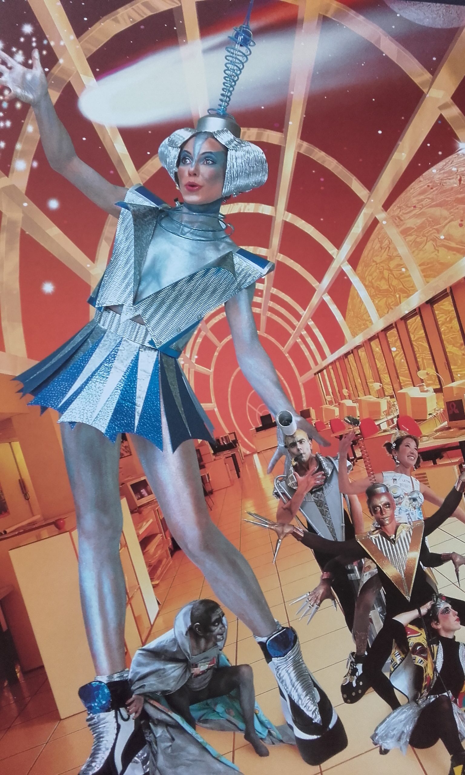 Sous la marque KAZILIK, Sylvie Cruguet signe la création et la fabrication de petit mobilier, objets de décoration, bijoux, vêtements, accessoires de mode… Pour le spectacle : Création de costumes et accessoires, peinture de décors… Pour les enfants petits et grands : création de poupées de chiffon.