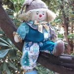 Clown Kazilik modèle sapin bleu catégorie Poupées câlins ; Sous la marque KAZILIK, Sylvie Cruguet signe la création et la fabrication de petit mobilier, objets de décoration, bijoux, vêtements, accessoires de mode… Pour le spectacle : Création de costumes et accessoires, peinture de décors… Pour les enfants petits et grands : création de poupées de chiffon.