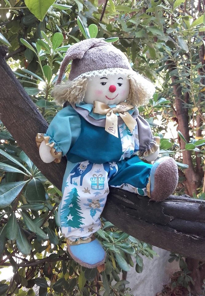 Clown Kazilik modèle sapin bleu catégorie Poupées câlins ; Sous la marque KAZILIK, Sylvie Cruguet signe la création et la fabrication de petit mobilier, objets de décoration, bijoux, vêtements, accessoires de mode… Pour le spectacle : Création de costumes et accessoires, peinture de décors… Pour les enfants petits et grands : création de poupées de chiffon.