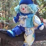 Clown Kazilik modèle mouton jaune catégorie Poupées câlins, Sous la marque KAZILIK, Sylvie Cruguet signe la création et la fabrication de petit mobilier, objets de décoration, bijoux, vêtements, accessoires de mode… Pour le spectacle : Création de costumes et accessoires, peinture de décors… Pour les enfants petits et grands : création de poupées de chiffon.
