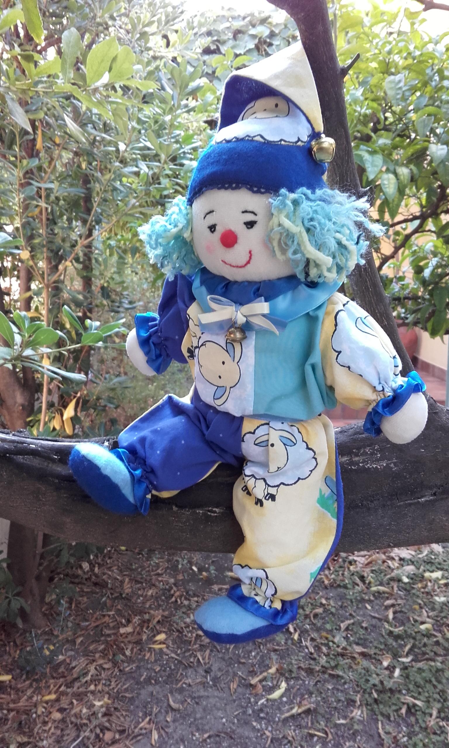 Clown Kazilik modèle mouton jaune catégorie Poupées câlins, Sous la marque KAZILIK, Sylvie Cruguet signe la création et la fabrication de petit mobilier, objets de décoration, bijoux, vêtements, accessoires de mode… Pour le spectacle : Création de costumes et accessoires, peinture de décors… Pour les enfants petits et grands : création de poupées de chiffon.