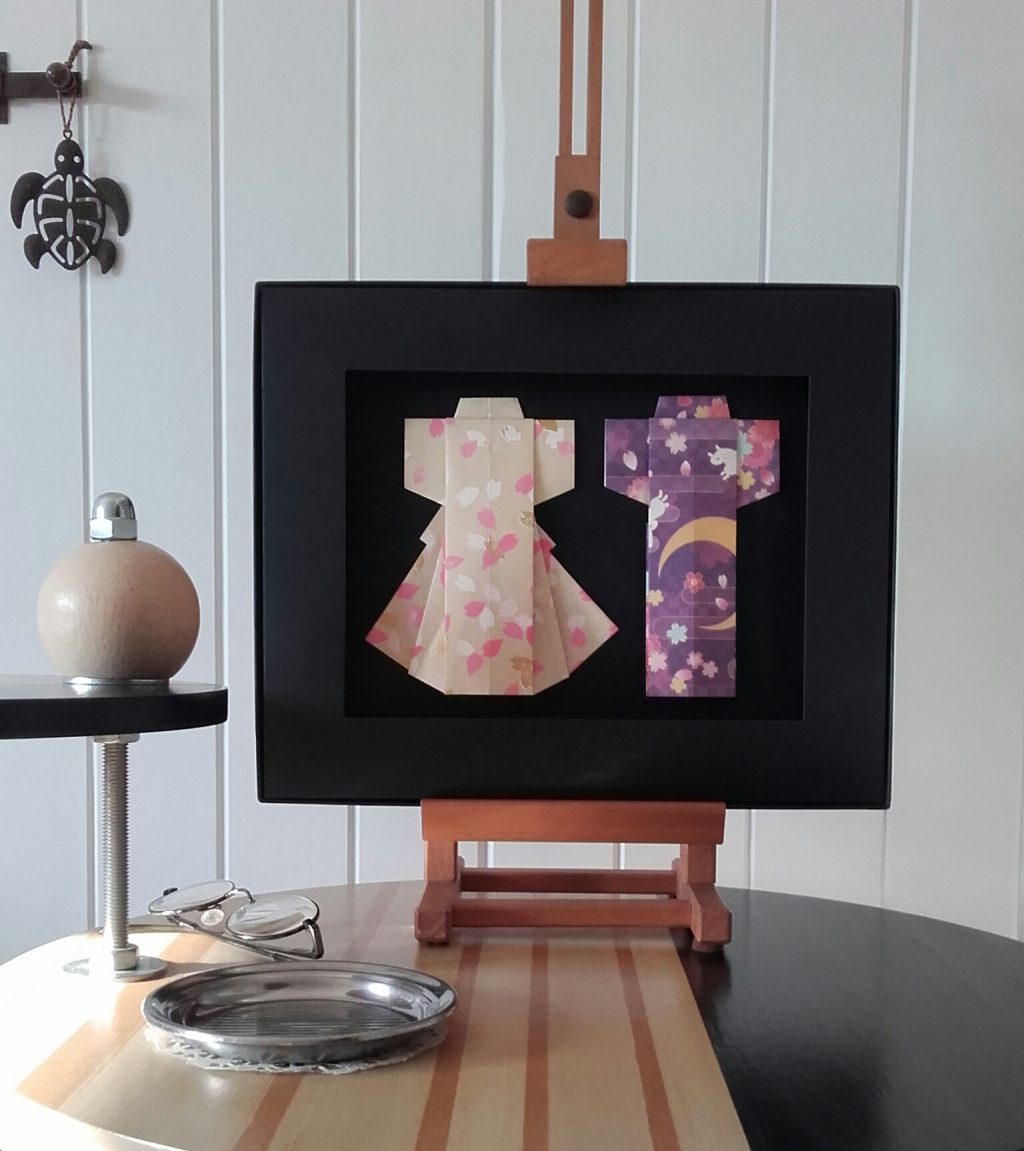 Sous la marque KAZILIK, Sylvie Cruguet signe la création et la fabrication de petit mobilier, objets de décoration, bijoux, vêtements, accessoires de mode… Pour le spectacle : Création de costumes et accessoires, peinture de décors… Pour les enfants petits et grands : création de poupées de chiffon.