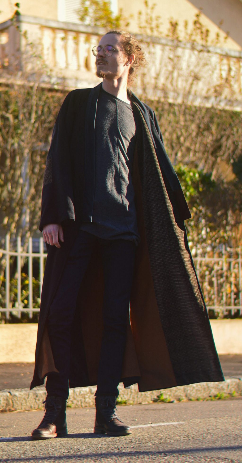 Sous la marque KAZILIK, Sylvie Cruguet signe la création et la fabrication de petit mobilier, objets de décoration, bijoux, vêtements, accessoires de mode… Pour le spectacle : Création de costumes et accessoires, peinture de décors… Pour les enfants petits et grands : création de poupées de chiffon.