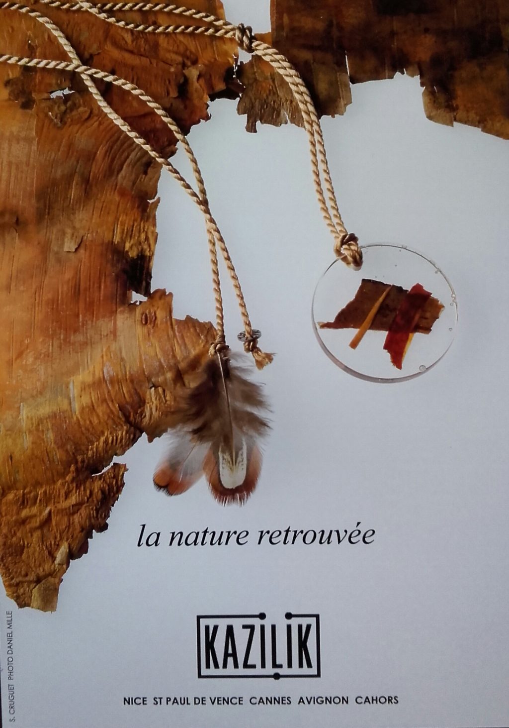 Sous la marque KAZILIK, Sylvie Cruguet signe la création et la fabrication de petit mobilier, objets de décoration, bijoux, vêtements, accessoires de mode… Pour le spectacle : Création de costumes et accessoires, peinture de décors… Pour les enfants petits et grands : création de poupées de chiffon.