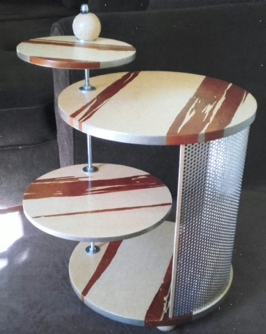 Sous la marque KAZILIK, Sylvie Cruguet signe la création et la fabrication de petit mobilier, objets de décoration, bijoux, vêtements, accessoires de mode… Pour le spectacle : Création de costumes et accessoires, peinture de décors… Pour les enfants petits et grands : création de poupées de chiffon.