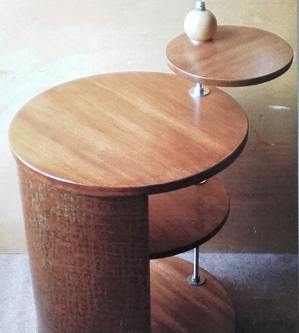 Sous la marque KAZILIK, Sylvie Cruguet signe la création et la fabrication de petit mobilier, objets de décoration, bijoux, vêtements, accessoires de mode… Pour le spectacle : Création de costumes et accessoires, peinture de décors… Pour les enfants petits et grands : création de poupées de chiffon.