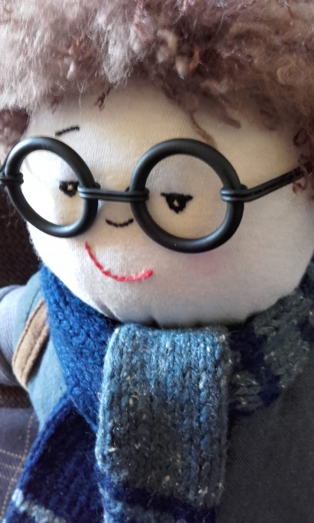 Sous la marque KAZILIK, Sylvie Cruguet signe la création et la fabrication de petit mobilier, objets de décoration, bijoux, vêtements, accessoires de mode… Pour le spectacle : Création de costumes et accessoires, peinture de décors… Pour les enfants petits et grands : création de poupées de chiffon.