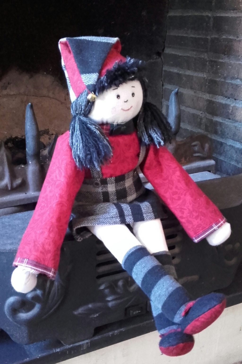 Sous la marque KAZILIK, Sylvie Cruguet signe la création et la fabrication de petit mobilier, objets de décoration, bijoux, vêtements, accessoires de mode… Pour le spectacle : Création de costumes et accessoires, peinture de décors… Pour les enfants petits et grands : création de poupées de chiffon.