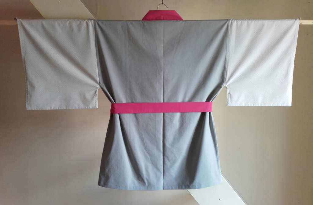 kimono-fleuri-rose-gris-dos