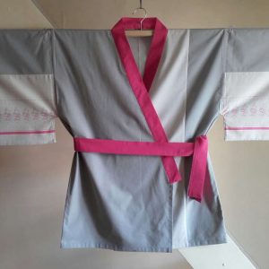 kimono-fleuri-rose-gris-face