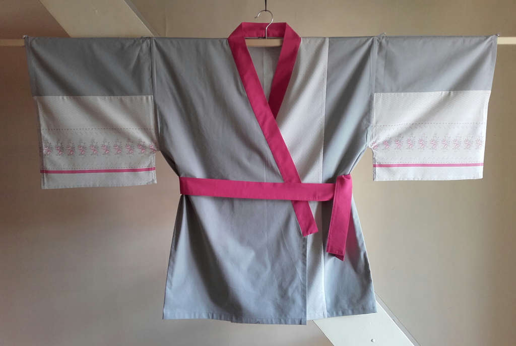 kimono-fleuri-rose-gris-face